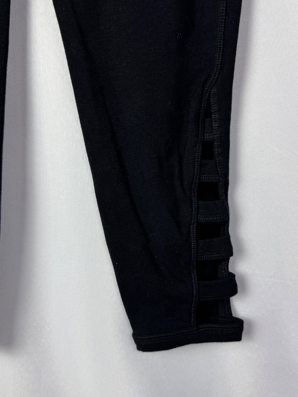 Old Navy Petite Black Cut Out Hem Capri Crop Athletic Leggings MP - Picture 5 of 5